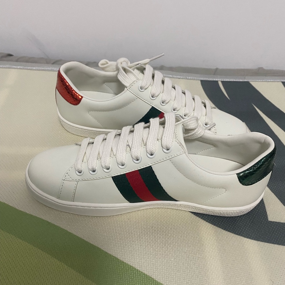 Gucci White Sneakers with Green and Red Accents - Picture 2 of 4
